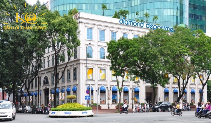 hình chụp cận cảnh bên dưới phía trước diamond plaza