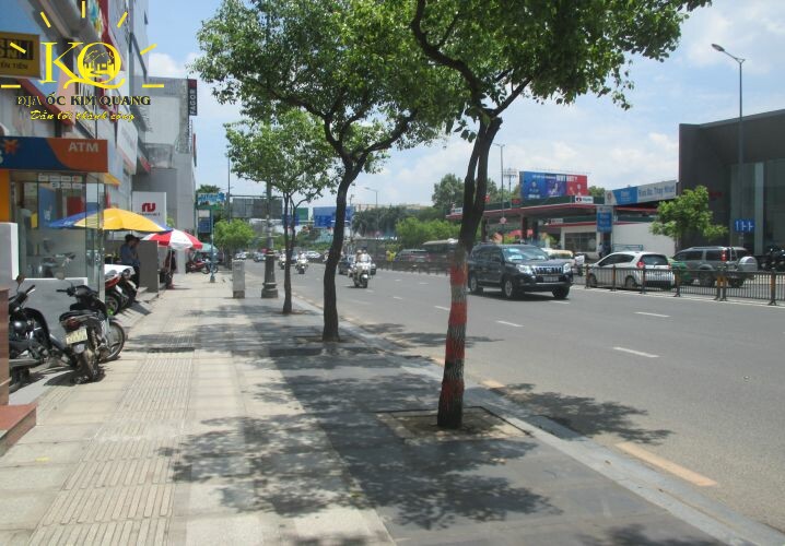 Giao thông phía trước Doxaco Building