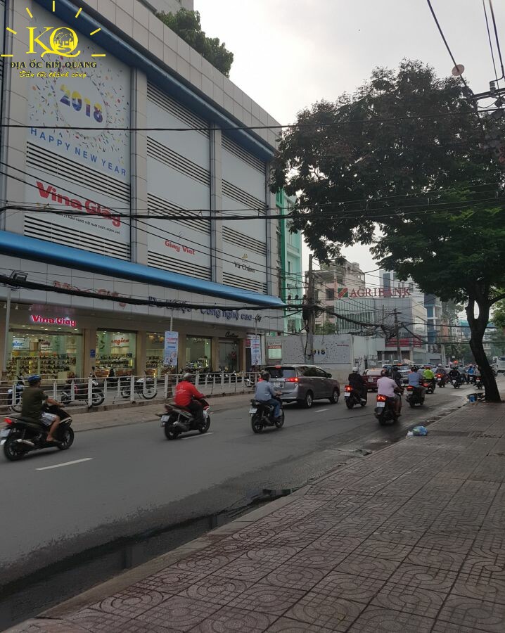 Giao thông phía trước Giày Việt Plaza