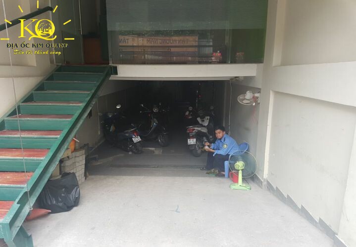 Lối xuống hầm gửi xe phía trước Nguyễn Sơn Hà Building