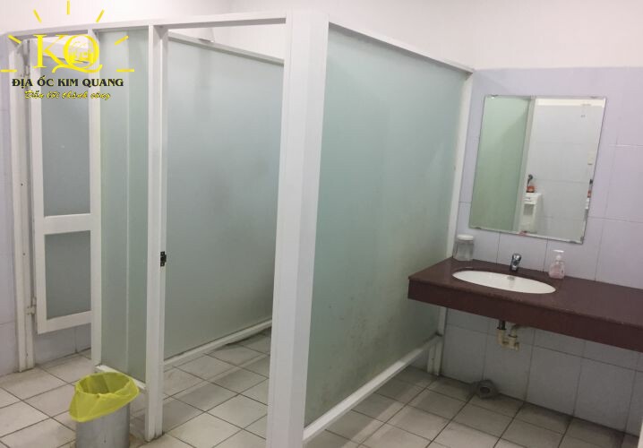 Toilet-Toa-nha-Nguyen-Xi