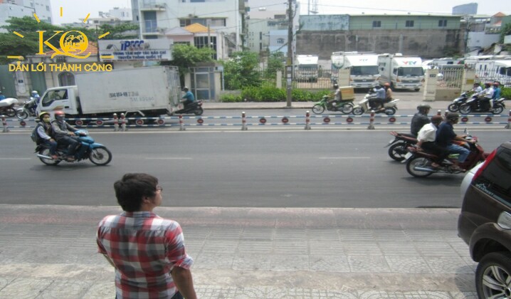 Con đường phía trước Tòa nhà đường Nguyễn Thị Minh Khai