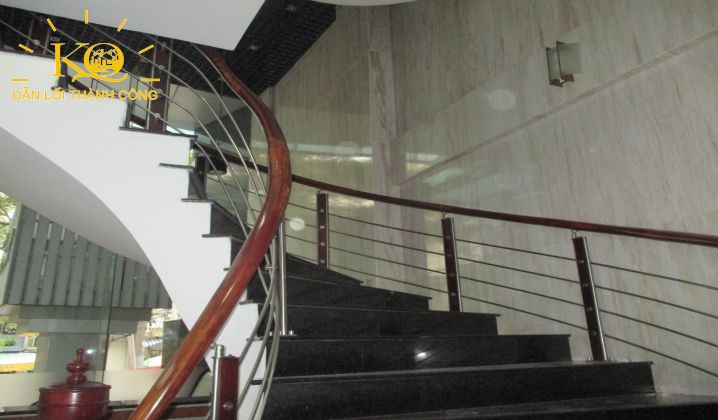 Lối thang bộ tại tòa nhà mặt tiền đường Lê Thị Hồng Gấm