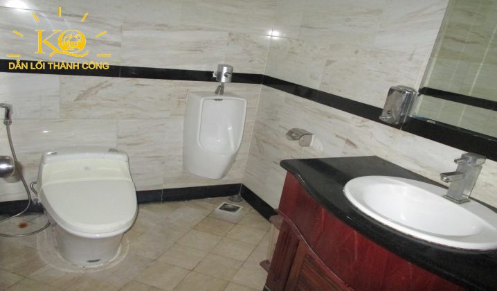 Toilet bên trong tòa nhà Lê Thị Hồng Gấm