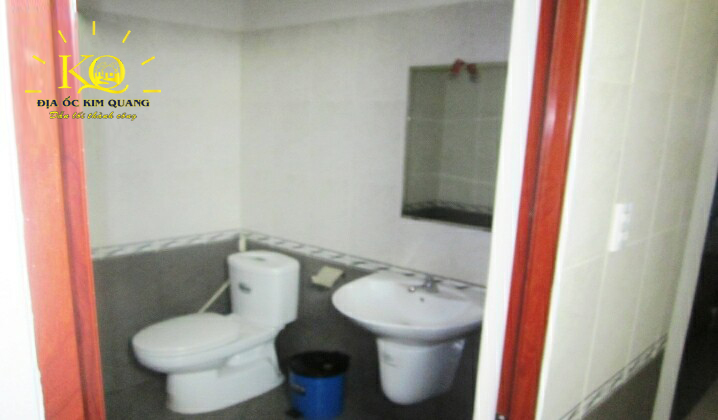 Hình chụp toilet tòa nhà cho thuê nguyên căn đường Hồ Hảo Hớn quận 1