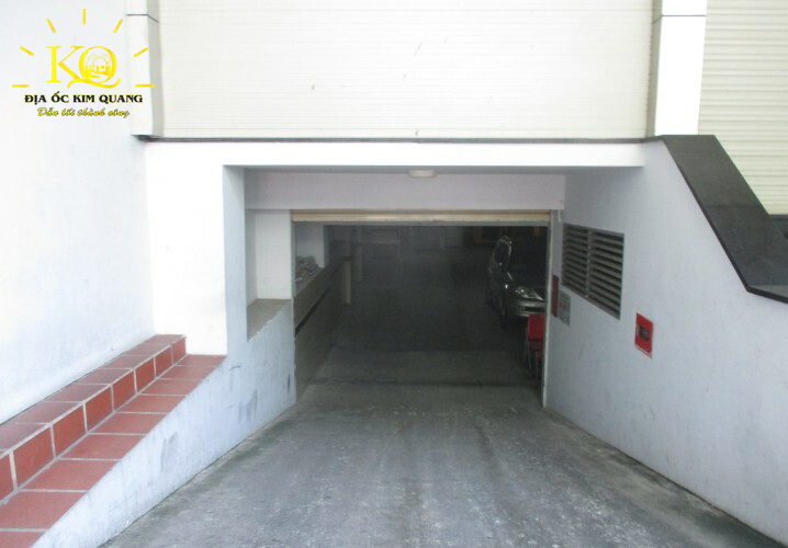 Lối xuống hầm gửi xe tại Tô Hiến Thành Building