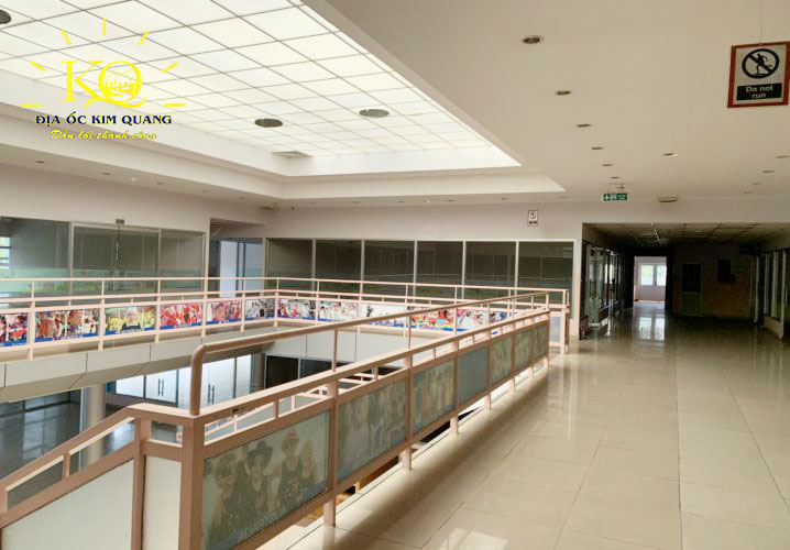 Hành lang tầng trệt tại tòa nhà cho thuê đường Nguyễn Văn Cừ quận 1 Hành lang tầng trệt tại tòa nhà cho thuê đường Nguyễn Văn Cừ quận 1