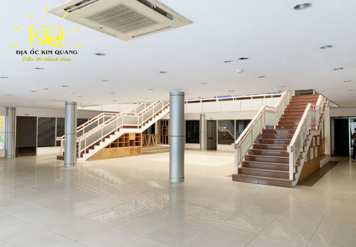 Một góc cầu thang tầng trệt tòa nhà cho thuê nguyên căn đường Nguyễn Văn Cừ quận 1 Một góc cầu thang tầng trệt tòa nhà cho thuê nguyên căn đường Nguyễn Văn Cừ quận 1