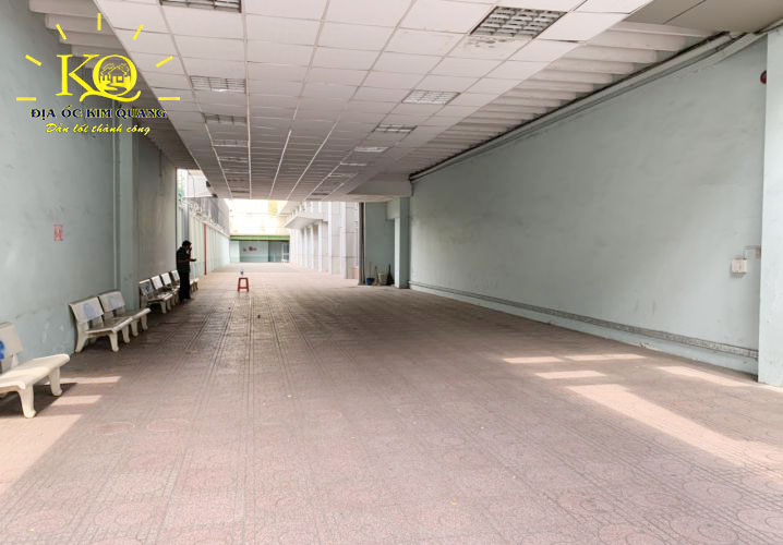 Khuôn viên sân tòa nhà cho thuê nguyên căn đường Nguyễn Văn Cừ quận 1 Khuôn viên sân tòa nhà cho thuê nguyên căn đường Nguyễn Văn Cừ quận 1
