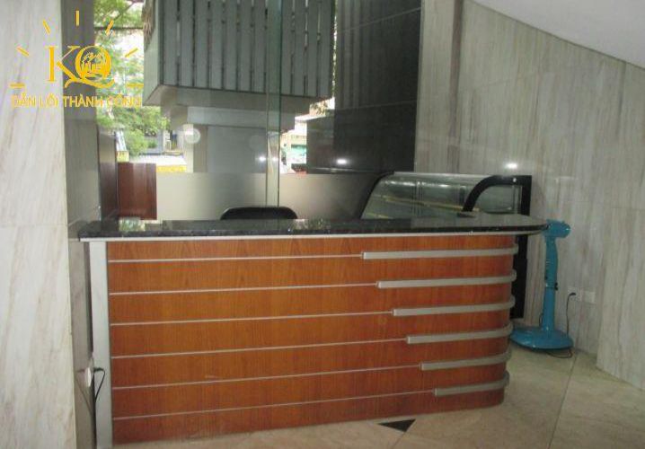 Quầy lễ tân bên trong tòa nhà văn phòng cho thuê nguyên căn đường Lê Thị Hống Gấm quận 1 
