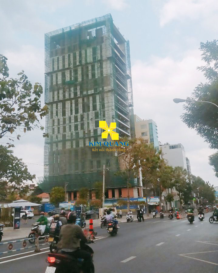 Hình chụp tòa nhà cho thuê đường Nguyễn Thị Minh Khai đang trong quá trình xây dựng