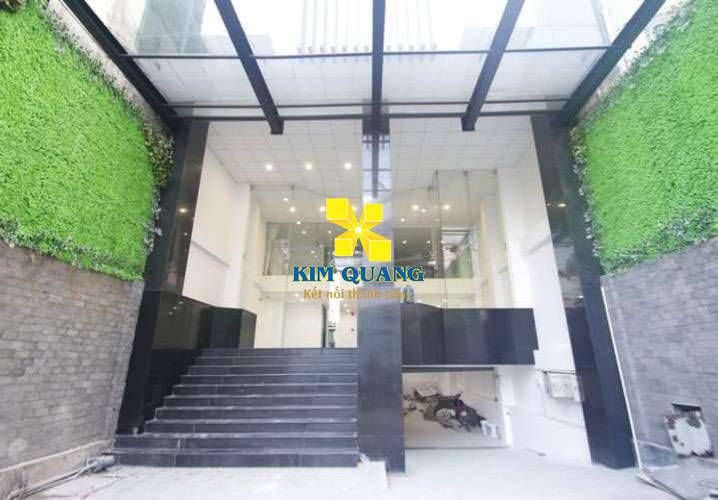 Cửa chính ra vào tòa nhà văn phòng cho thuê đường Nguyễn Trung Trực