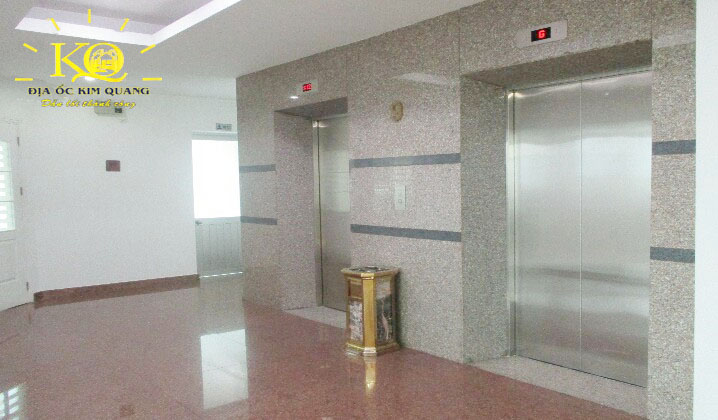 Hình chụp hệ thống thang máy phía trong tòa nhà văn phòng cho thuê quận 3,
