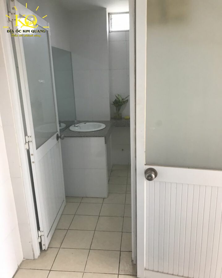 cho-thue-van-phong-cosmobiz-toilet