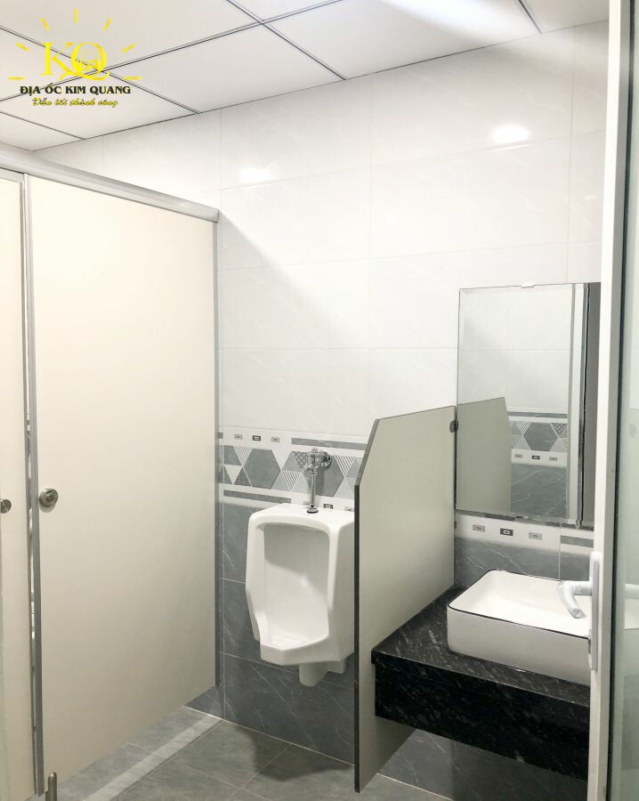 Toilet văn phòng Halo Building NT