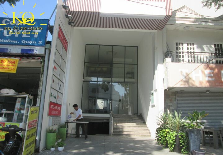 Phía trước tòa nhà Nguyễn Văn Hưởng Building