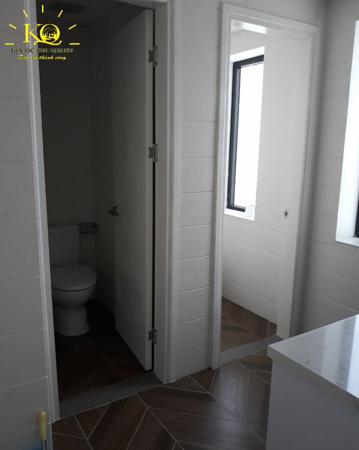 cho-thue-van-phong-officespot-pmh-toilet
