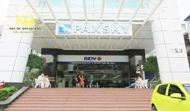 Phía trước tòa nhà Pax Sky Building