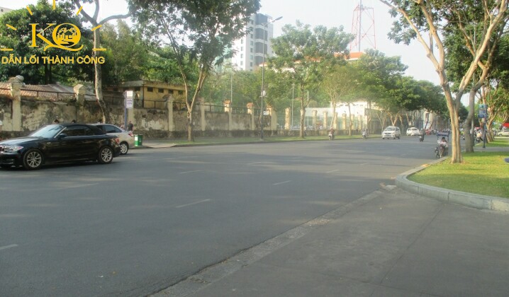 Con đường phía trước tòa nhà Central Plaza