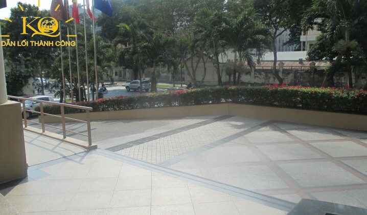 Khuôn viên tòa nhà Central Plaza