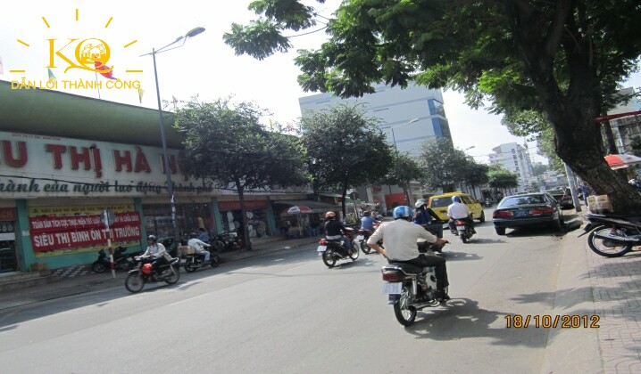 Giao thông phía trước tòa nhà Cống Quỳnh building