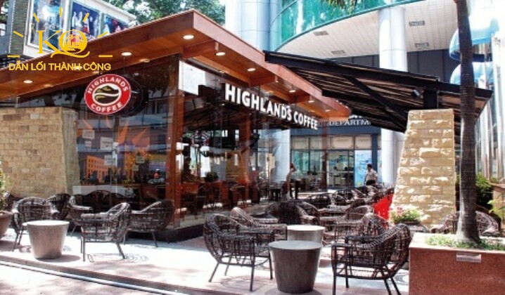 Cafe Highlands bên dưới tòa nhà