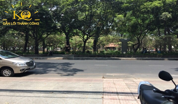Con đường phía trước tòa nhà Dương Anh building
