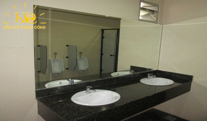 Toilet bên trong Khang Thông Building