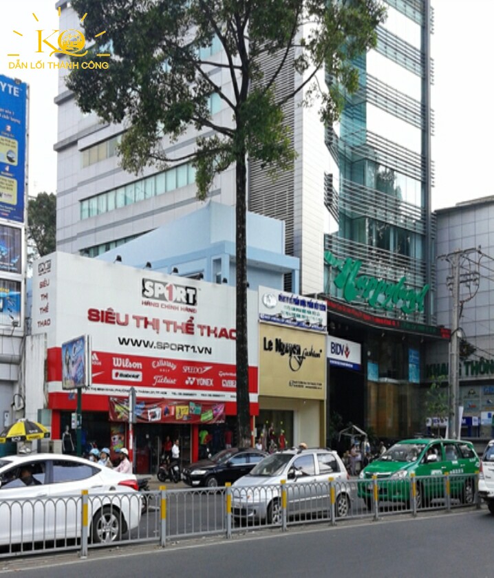 Con đường phía trước tòa nhà Khang Thông building