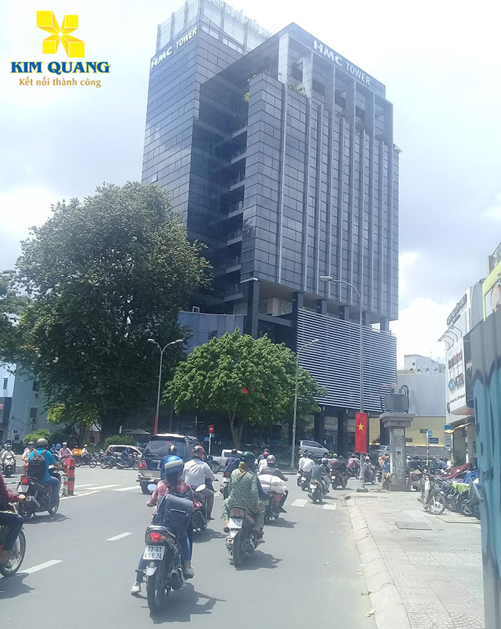 Con đường phía trước HMC Tower nhiều cây xanh