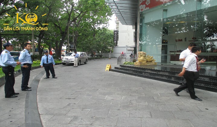 Phía trước tòa nhà Lim Tower