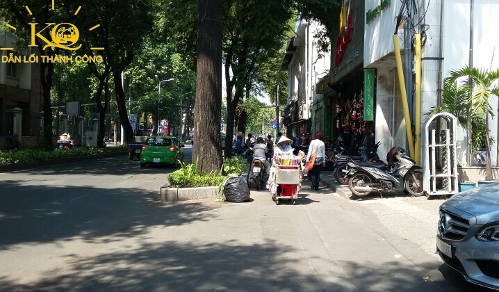 Con đường phía trước tòa nhà Mai Sơn building