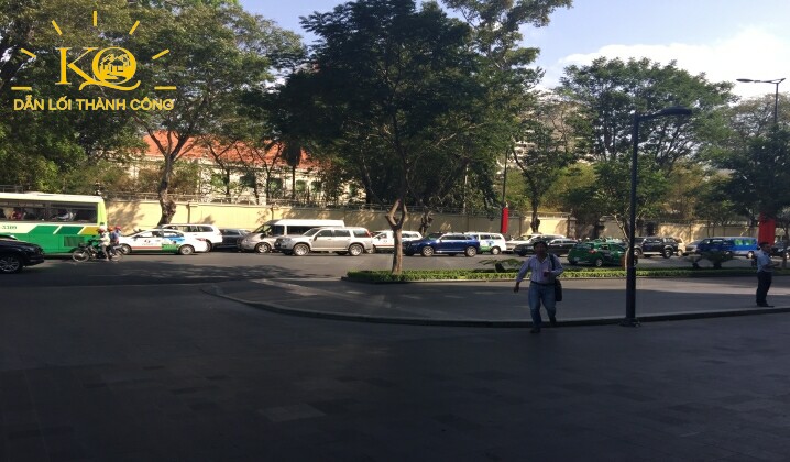Con đường phía trước tòa nhà mPlaza Saigon
