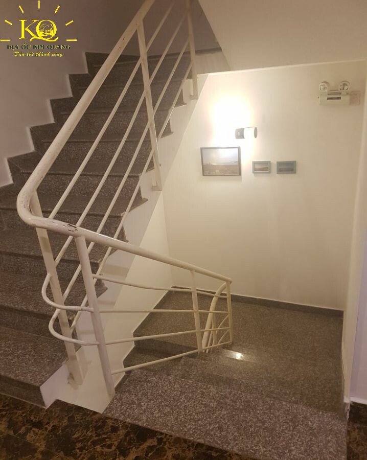 Lối thang bộ tại tòa nhà Rosanna Office
