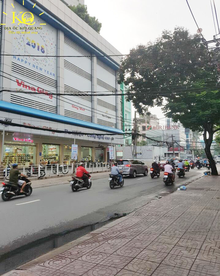 Giao thông phía trước tòa nhà Giày Việt Plaza
