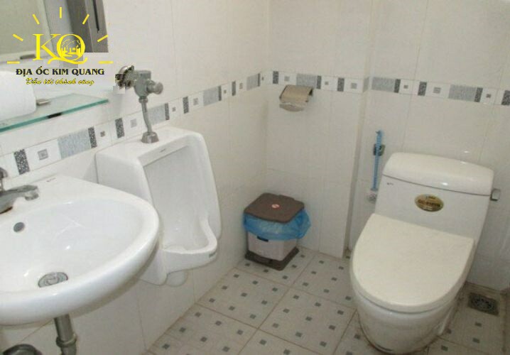 Toilet bên trong Hoàng Minh Building