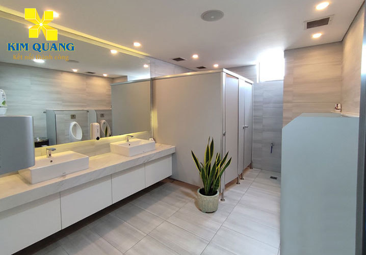 Tòa nhà Mitalab Tower có toilet nam nữ riêng biệt mỗi tầng