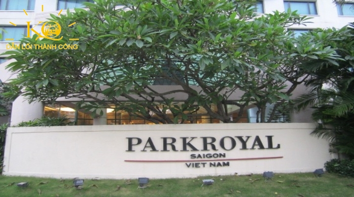 Phía trước tòa nhà Park Royal 
