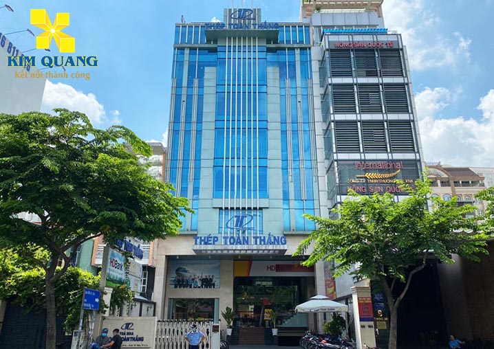 Hình chụp toàn cảnh phía trước tòa nhà Toàn Thắng Building