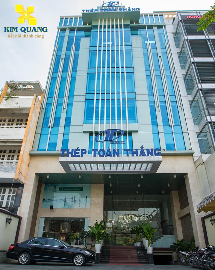 Bên ngoài tòa nhà Toàn Thắng Building