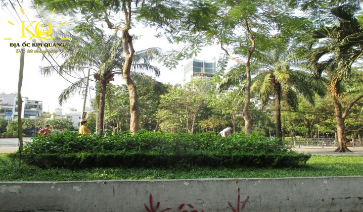 Khuôn viên phía trước Satra building