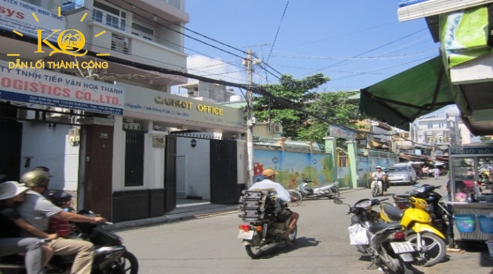 Con đường phía trước tòa nhà Carrot Office Building