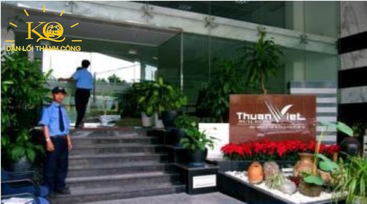 Phía trước tòa nhà Thuận Việt Building