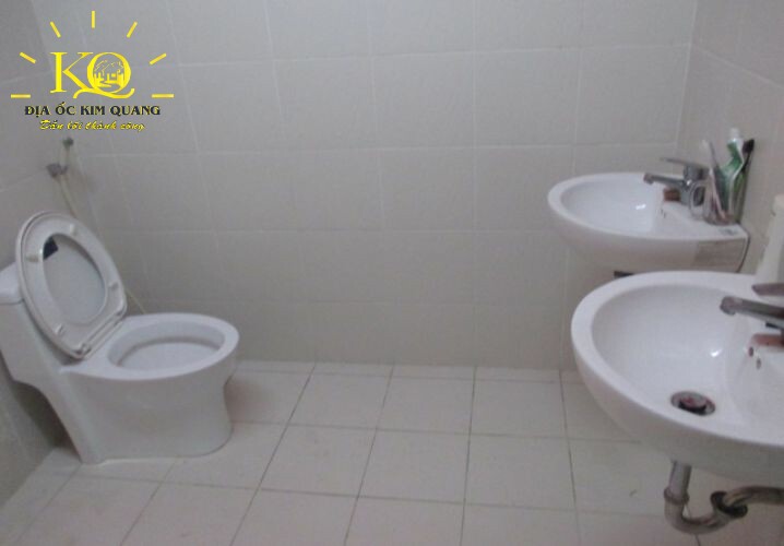 cho-thue-van-phong-toa-nha-luong-dinh-cua-hinh-chup-toilet