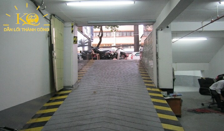 Lối xuống hầm gửi xe Dakao Office Center