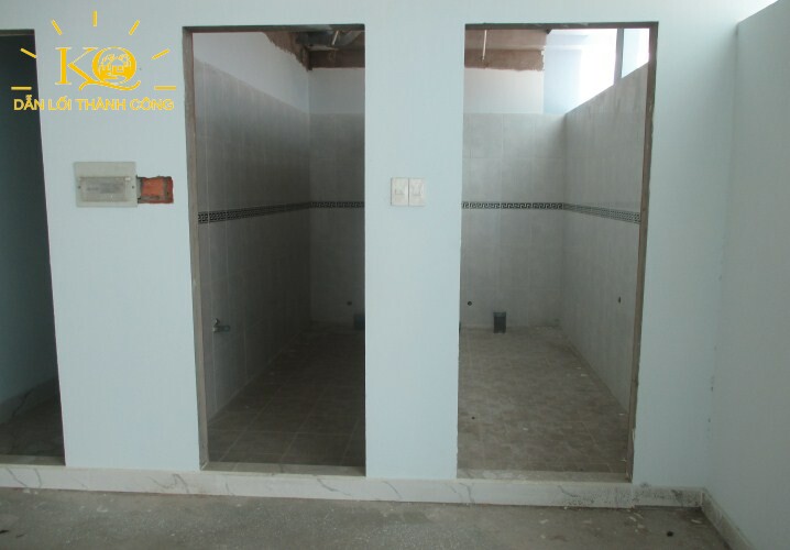 dia-oc-kim-quang-cho-thue-nguyen-toa-quan-10-su-van-hanh-building-8-hinh-chup-toilet