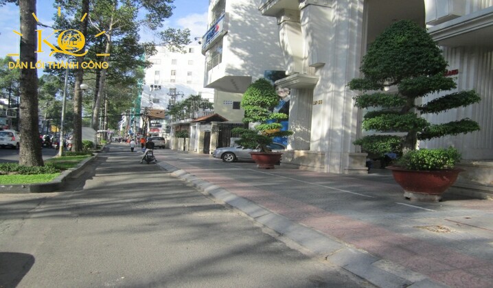 con đường phía trước tòa nhà Lam Giang Tower