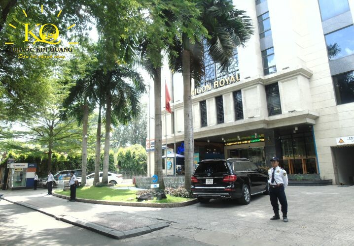 Phía trước tòa nhà Saigon Royal