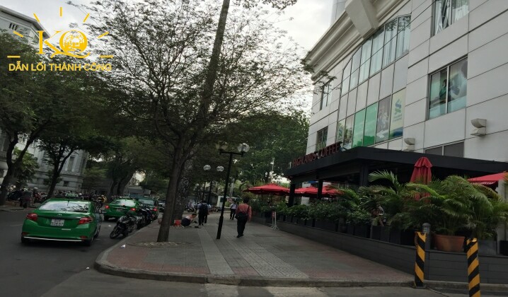 Con đường phía trước tòa nhà Saigon Trade Center