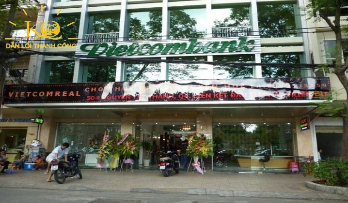 Phía trước Vietcombank Office Building